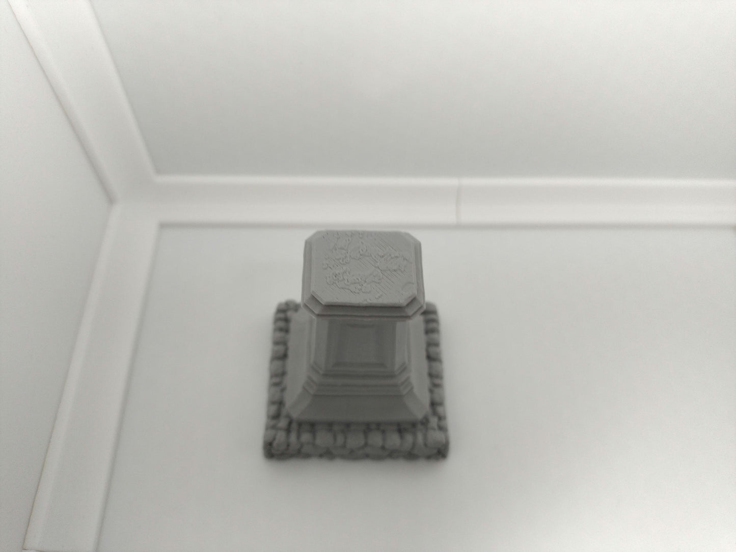 Stone pillar / pedestal miniature for tabletop games | 3D printed | scatter terrain